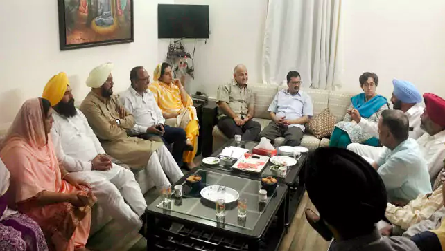 Kejriwal expresses regret to Gadkari over statements