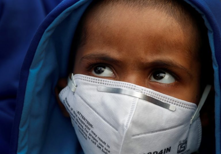 A child wears a face mask for protection from air pollution in Delhi, India November 14, 2017. Credit: Cathal McNaughton/Reuters
