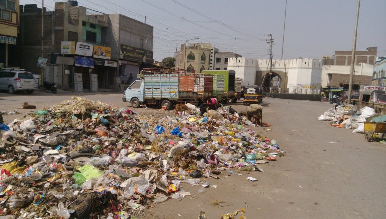 Ever since the residents of Mandki refused to let AMC dump Aurangabad's wastes in the village, sights like this have become common place in the city. Credit: Twitter/ Aurangabad Buzz