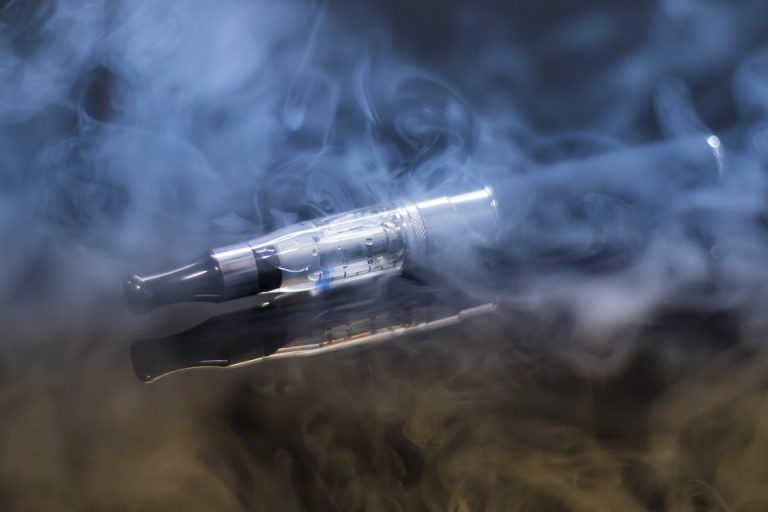 Electronic Cigarette Vapouriser. Credit: pixabay