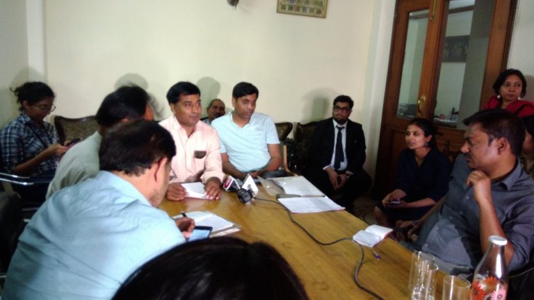 Gopendra Singh Parmar (in pink), received a refund of Rs 15.6 lakh from Medanta on agreeing to withdraw a police case he filed against them. Credit: Anoo Bhuyan/Twitter