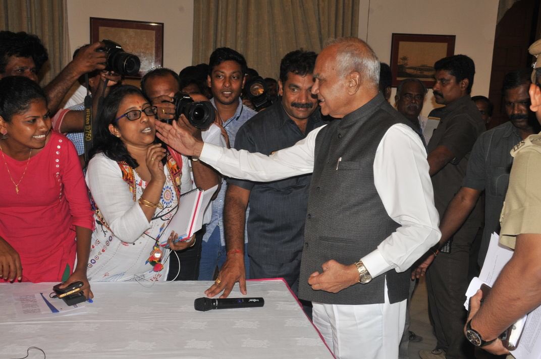 Journalists Appalled After TN Governor Patronisingly Touches Reporter s Cheek