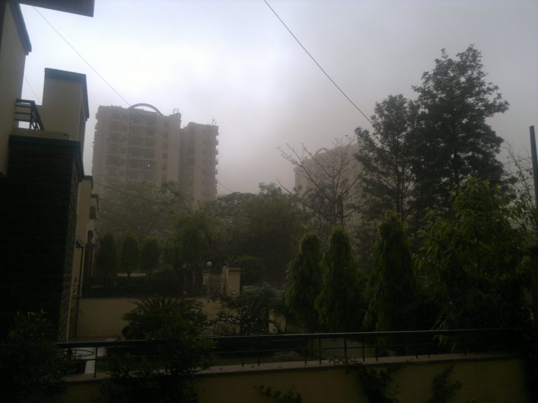 A_dust_storm_blots_out_the_sun_GurgaonHaryanaIndia1