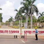 FILE PHOTO: A private security guard stands in front of the main gate of Sterlite Industries Ltd's copper plant, a unit of London-based Vedanta Resources, in Tuticorin, in Tamil Nadu March 24, 2013. Credit: REUTERS/Stringer/File Photo