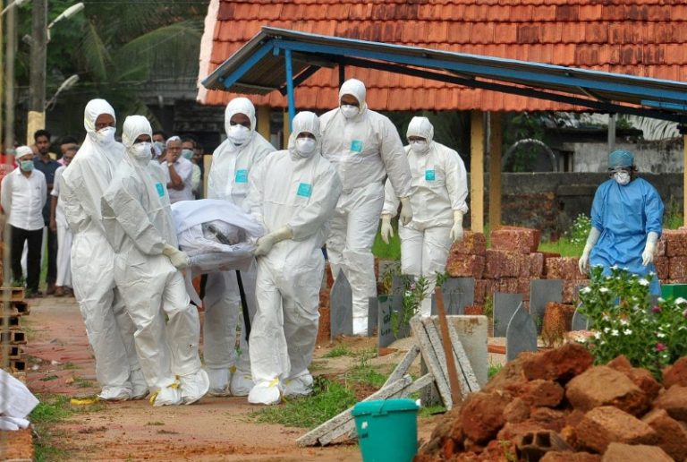 Doctors and relatives wearing protective gear carry the body of a victim, who lost his battle against the brain-damaging Nipah virus, during his funeral at a burial ground in Kozhikode, in the southern Indian state of Kerala, India, May 24, 2018. Credit: Reuters/Stringer