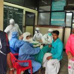 Medics wearing protective gear examine a patient at a hospital in Kozhikode in the southern state of Kerala, India May 21, 2018. Picture taken May 21, 2018. Credit: Reuters/Stringer