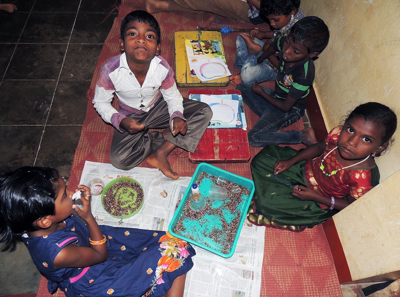 In the afternoons, students make bead chains and learn tribal crafts. Credit: Priti David/People's Archive of Rural India