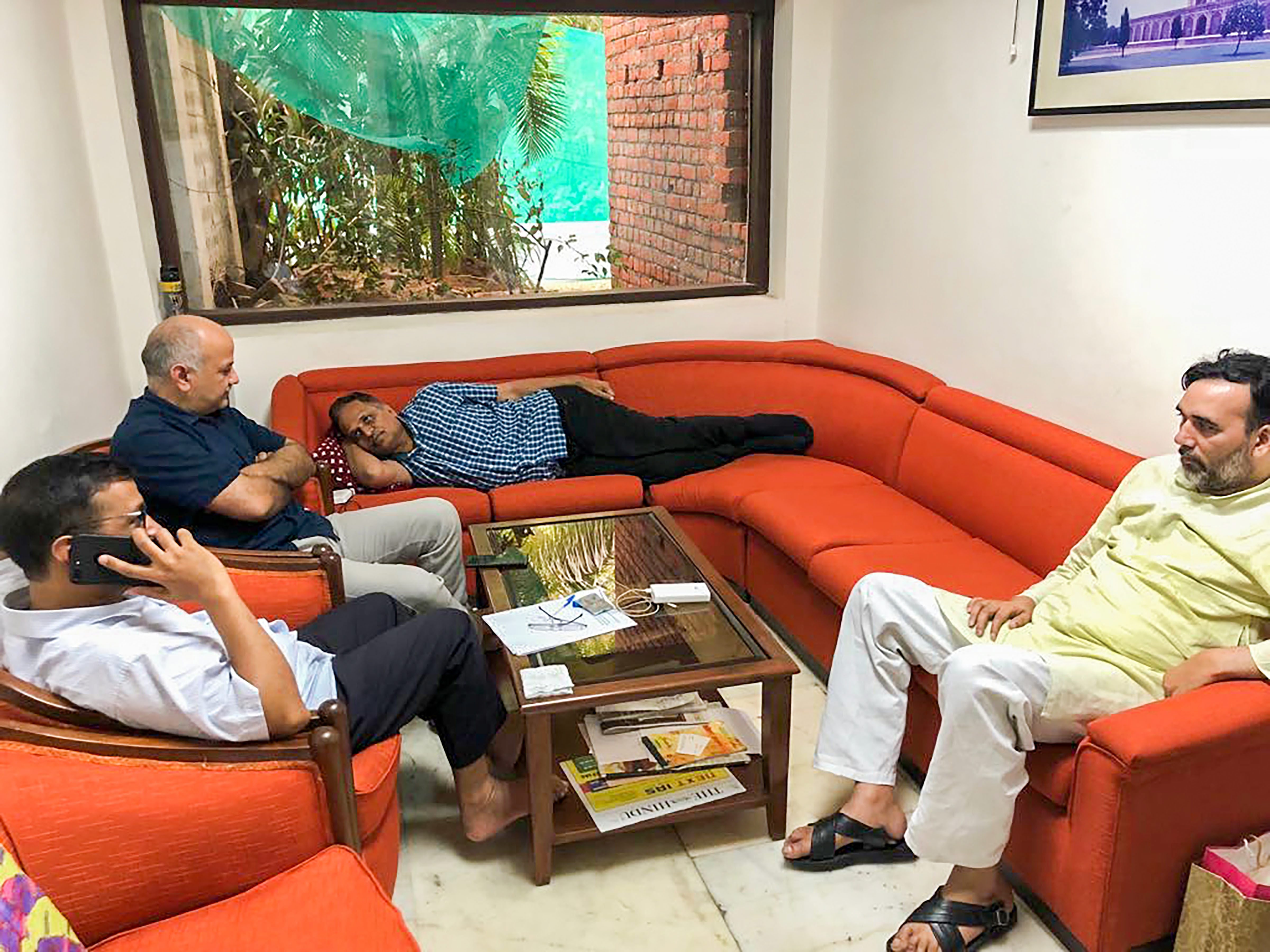 Delhi chief minister Arvind Kejriwal, deputy CM Manish Sisodia, Aam Aadmi Party leaders Satyendra Kumar Jain and Gopal Rai during a sit-in protest at Lieutenant Governor Anil Baijals residence, in New Delhi on Tuesday, June 12, 2018. Credit: Twitter/AamAadmiParty
