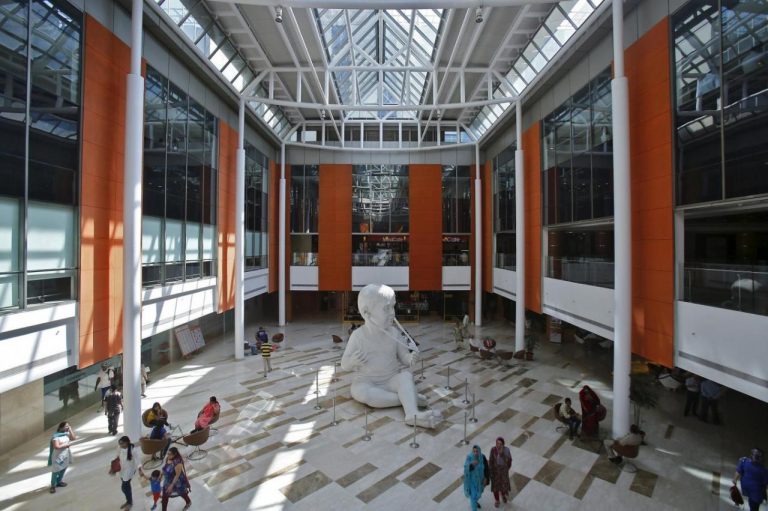 A general view of the lobby area is pictured at the Fortis Memorial Hospital at Gurgaon on the outskirts of New Delhi, India, May 20, 2015. Credit: Reuters/Anindito Mukherjee