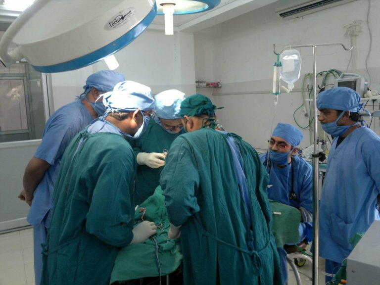 Doctors performing a surgery at a hospital in Rourkela, Odisha, in 2013. Credit: sswain_1999/Flickr, CC BY 2.0
