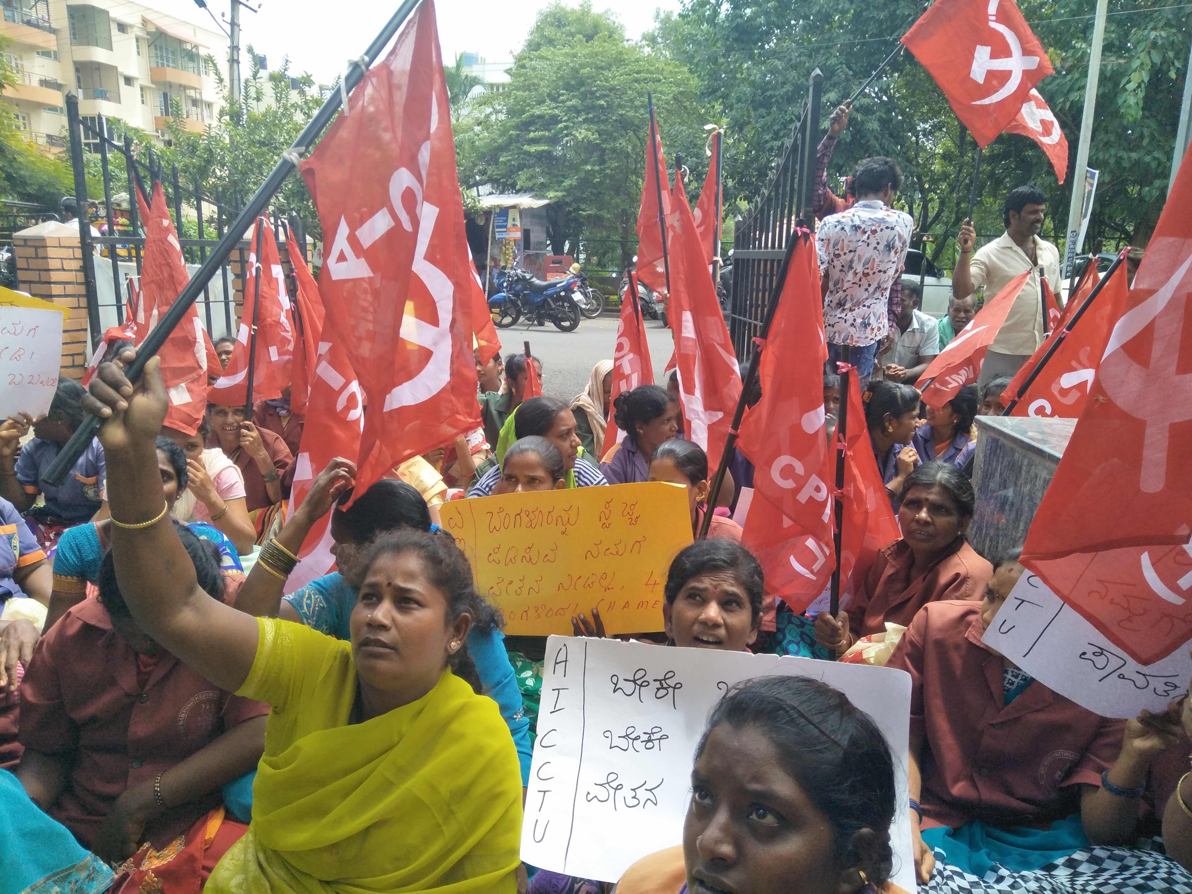 Sanitation workers protesting in Bangalore. Credit: Yogita Suresh
