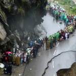 Travellers with Indian Army personnel on a road damaged by water flooding out of the Alaknanda river in Uttarakhand, June 2013. Credit: diariocriticove/Flickr, CC BY 2.0