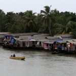A motorboat moves past a row of empty houseboats in a tributary of the Pamba river following floods in Alappuzha district in Kerala, August 24, 2018. Credits: Reuters/Sivaram V