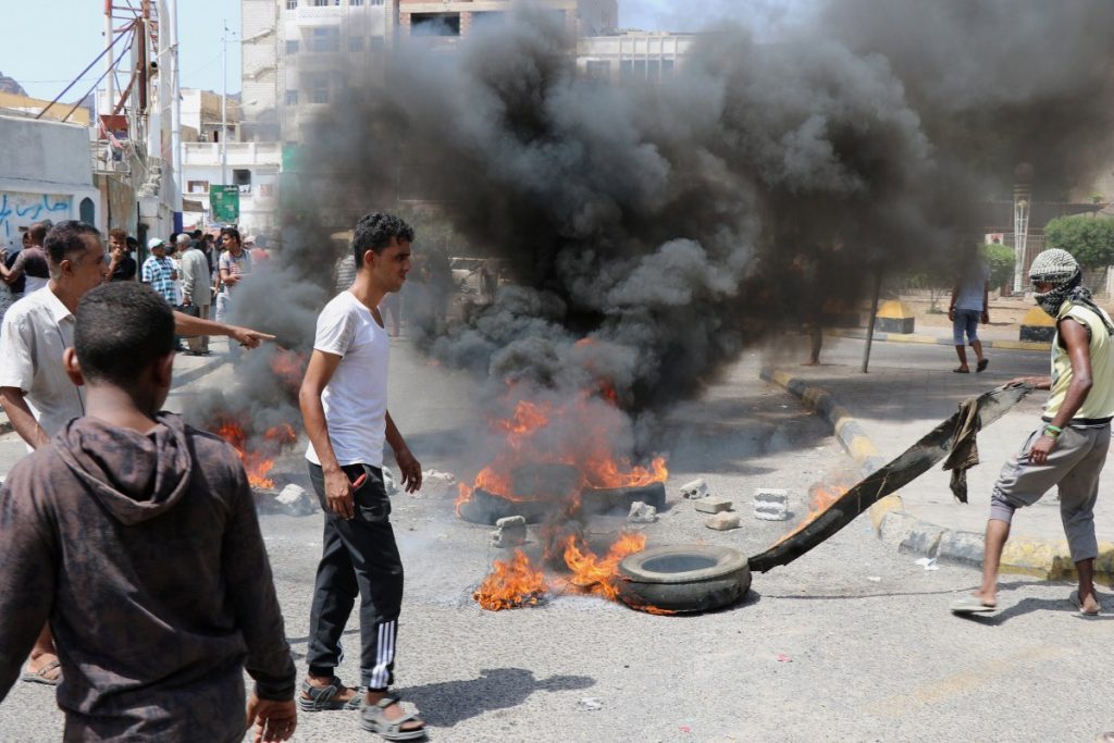 Protesters block a street with burning tires after the Yemeni Riyal has severely plunged against foreign currencies, in Aden, Yemen September 2, 2018. Credits: Reuters/Fawaz Salman