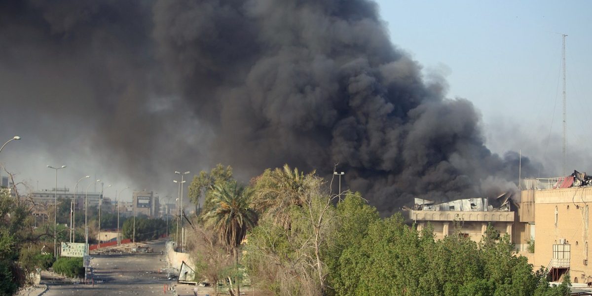 Violent Protests in the Iraqi City of Basra, Protesters Set Government ...