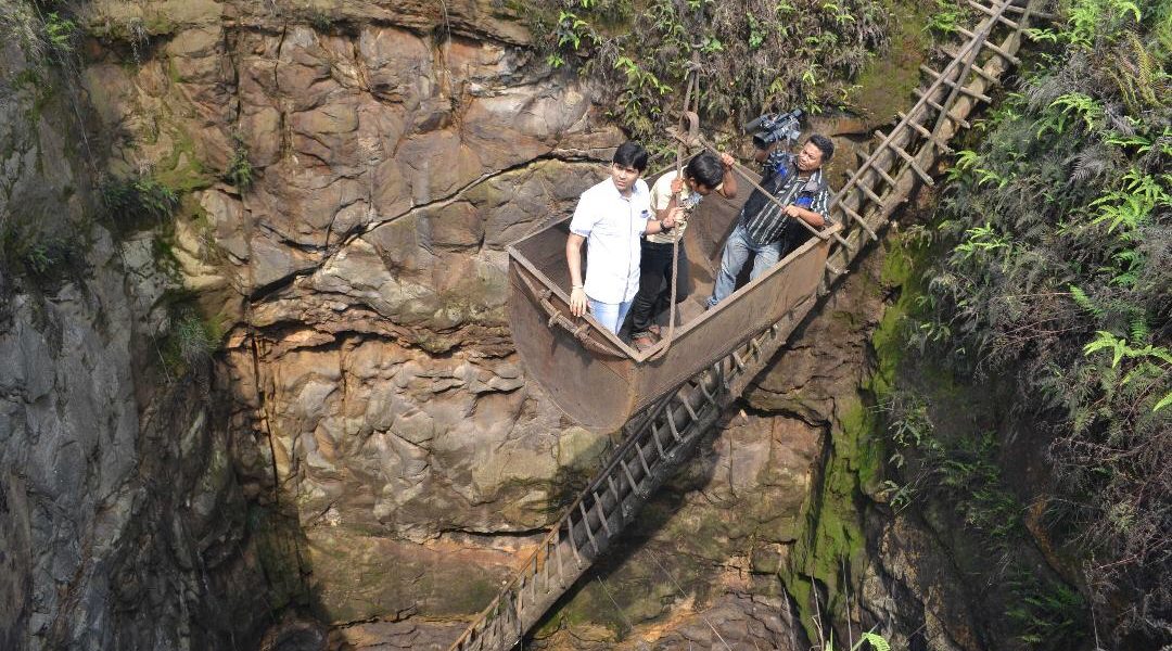 Rahul urges Modi to stop photo ops, help miners trapped in Meghalaya