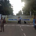FILE PHOTO: Police stand guard outside a copper smelter controlled by London-listed Vedanta Resources in Thoothukudi in the southern state of Tamil Nadu, India, May 28, 2018. Credit: REUTERS/Sudarshan Varadhan/File Photo