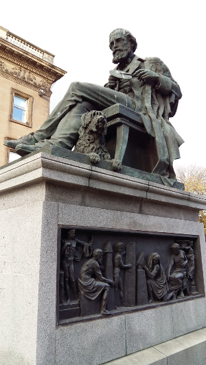 Statue of James Clerk Maxwell at St. Andrew’s Square, Edinburgh. Source: Author provided