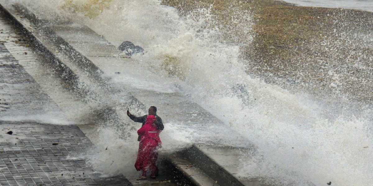 MUMBAI RAINS SCHOOLS COLLEGES OFFICES BANKS OPEN OR CLOSED visual data 2