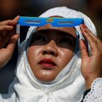 2019-12-26T095404Z_1_LYNXMPEFBP0AH_RTROPTP_4_SOLAR-ECLIPSE-INDONESIA (1)