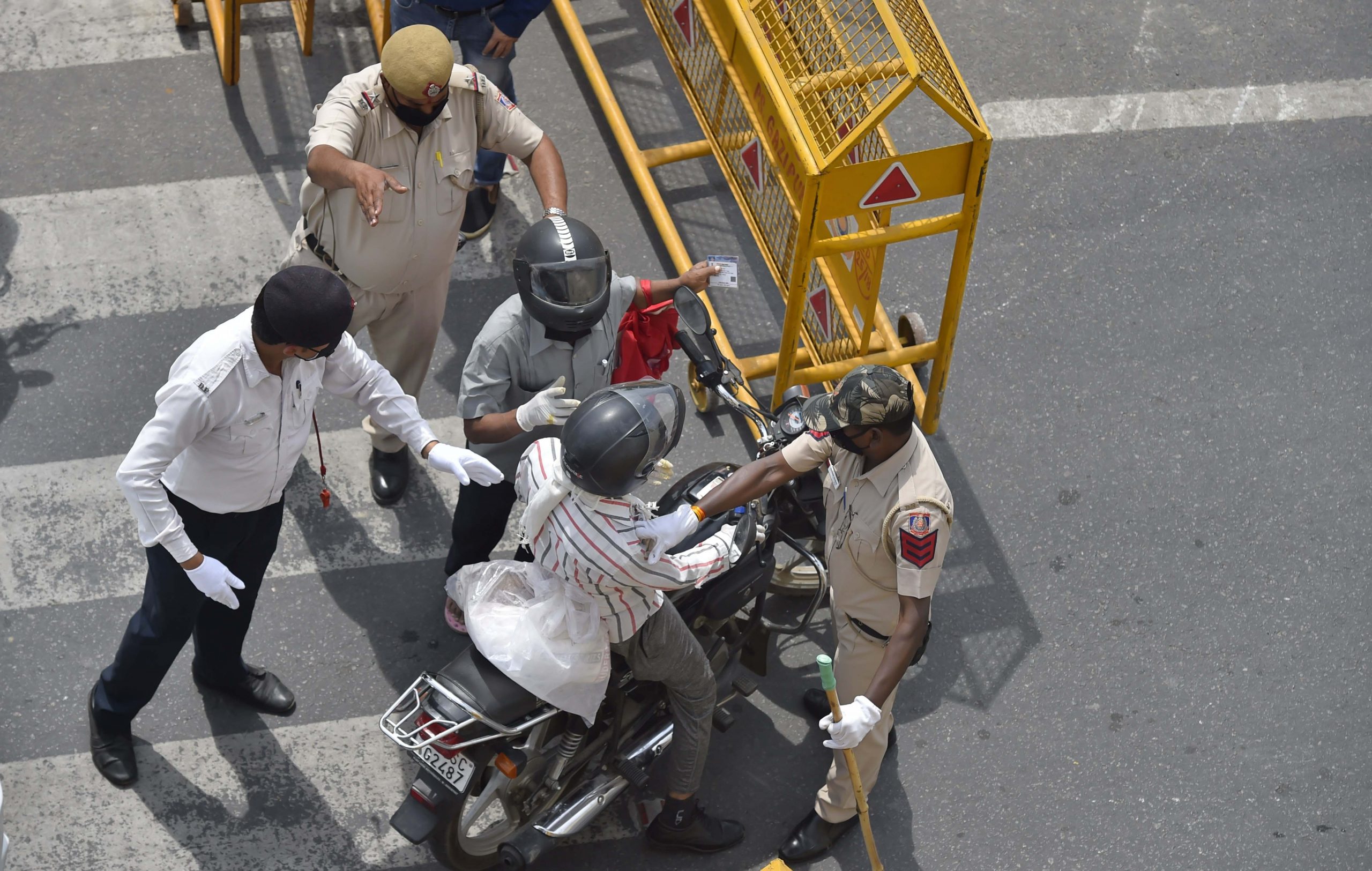 Coronavirus: Police personnel stop commuters