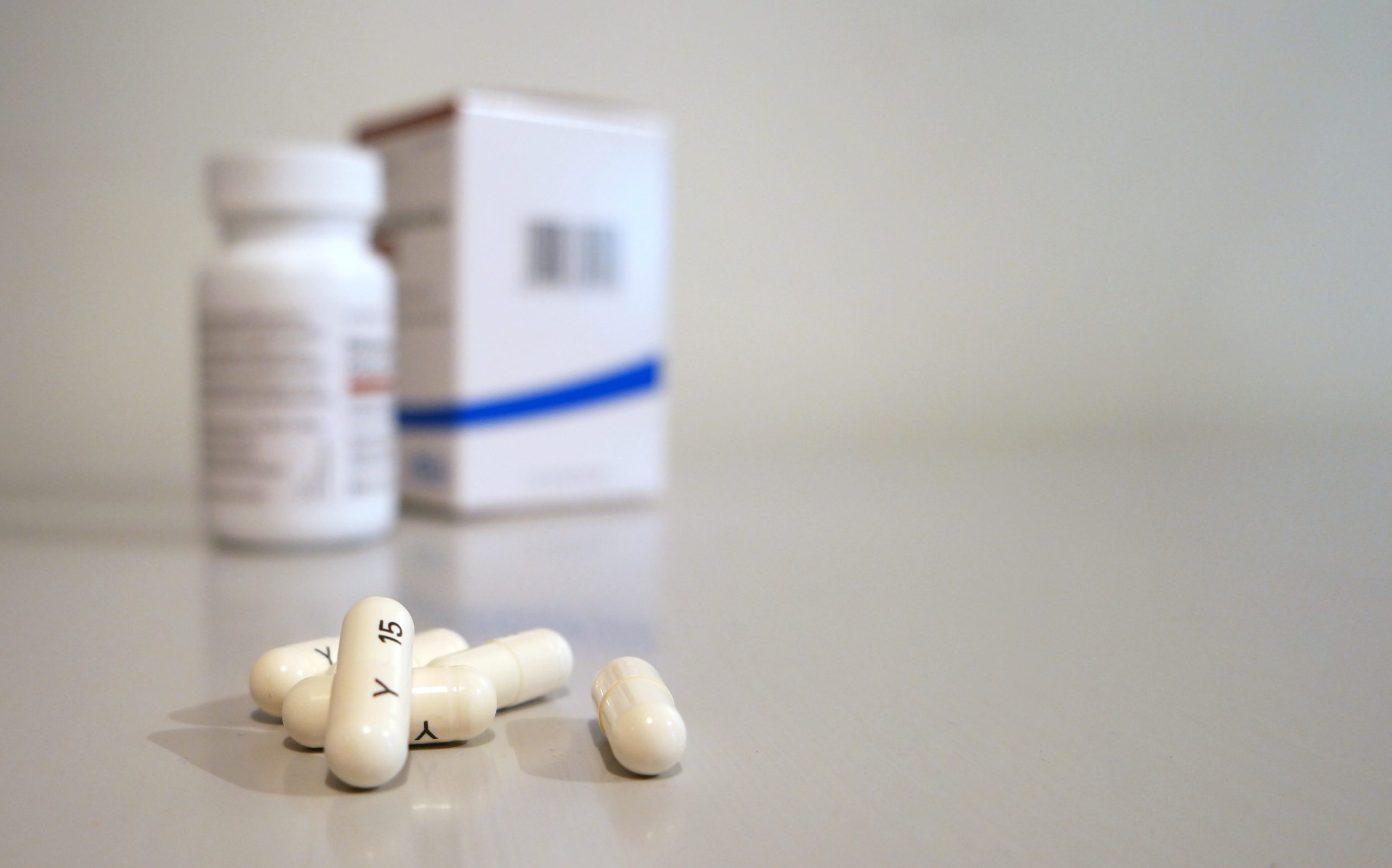 blur-box-capsules-close-up-593451