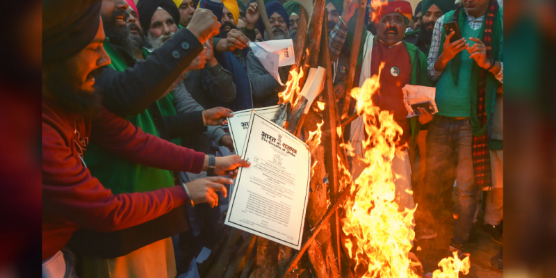 On Delhi's Borders, Protesters Made a Lohri Bonfire Out of Copies of Central Farm Laws - Vimarsana News