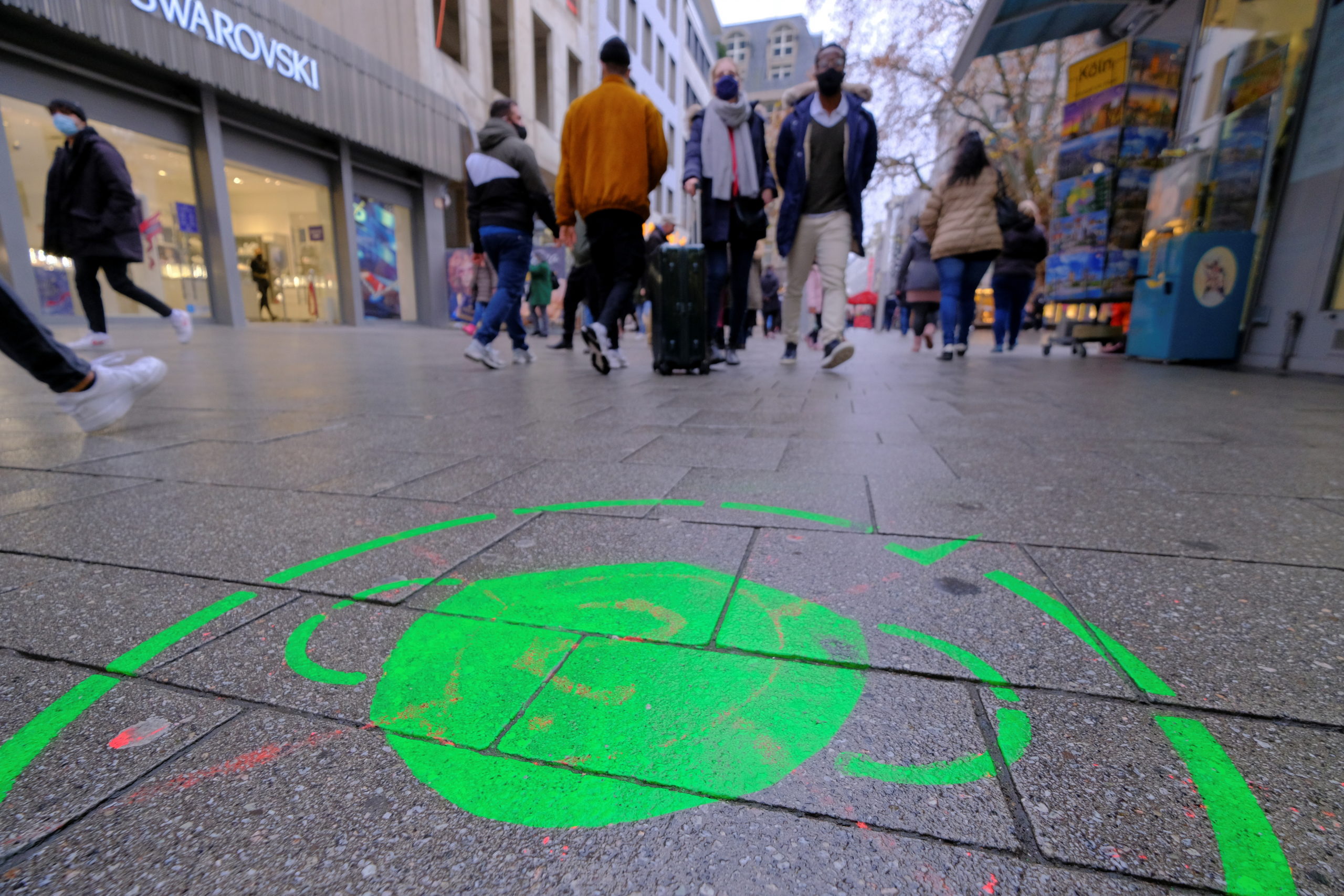 Cologne's shopping street crowded during the coronavirus pandemic