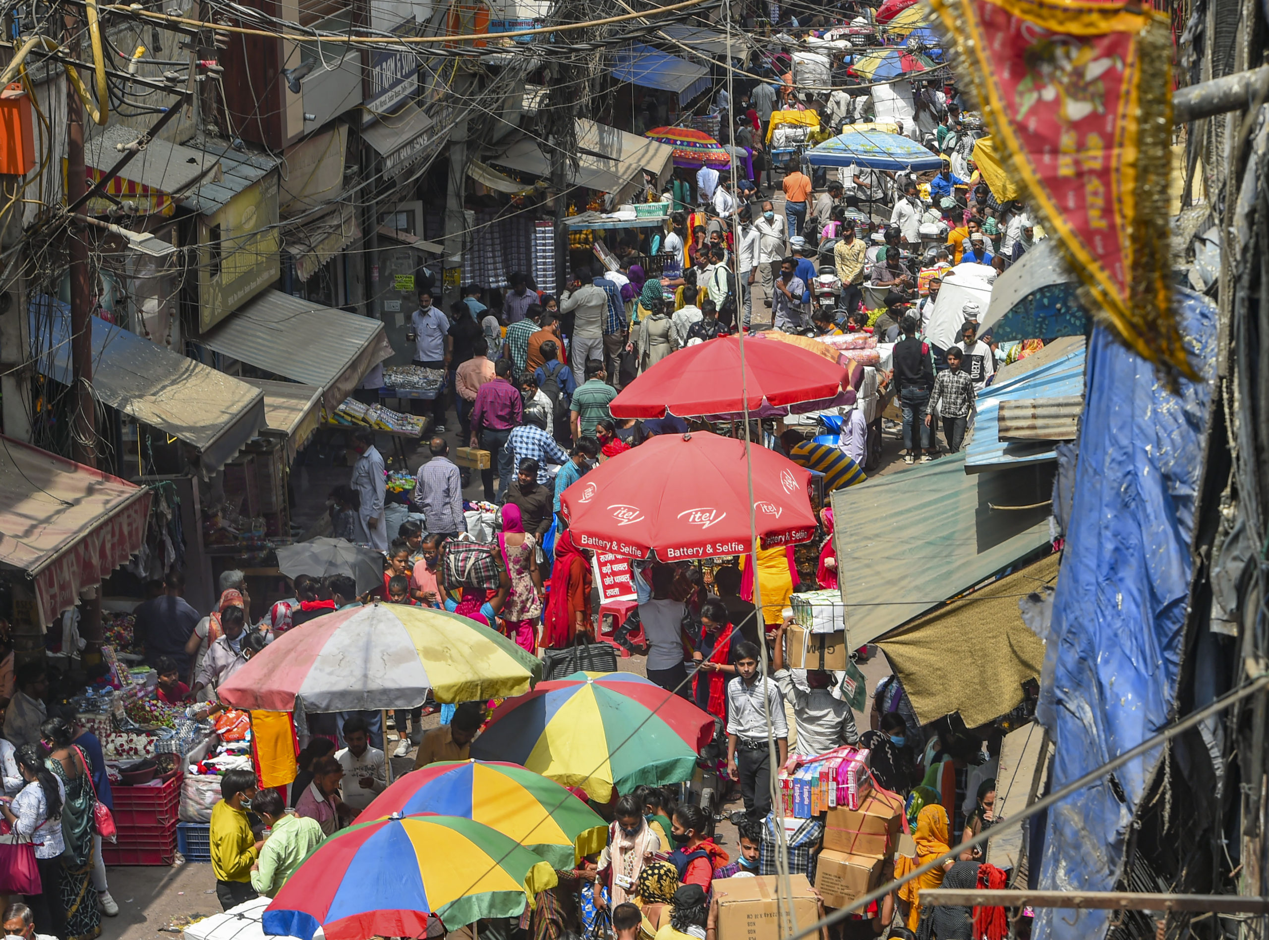COVID-19: Crowded Sadar Bazar