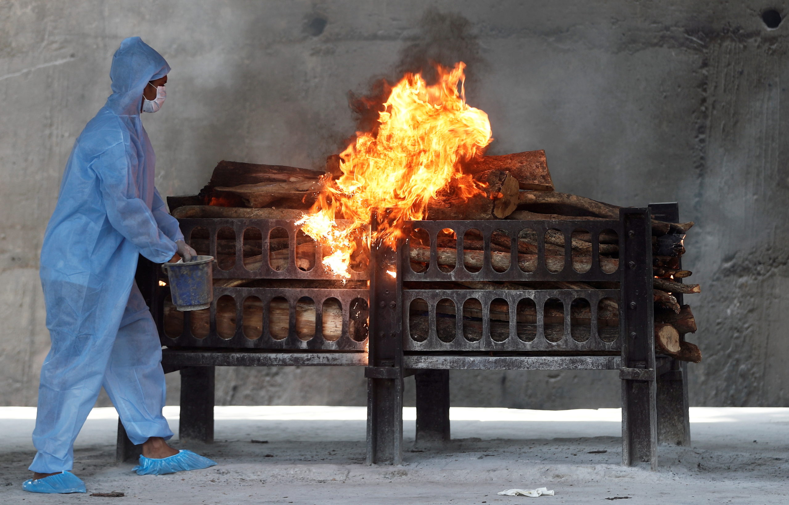 FILE PHOTO: Frontline workers prepare a funeral pyre on the outskirts of Mumbai