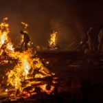 People-cremate-the-bodies-of-victims-of-the-coronavirus-disease