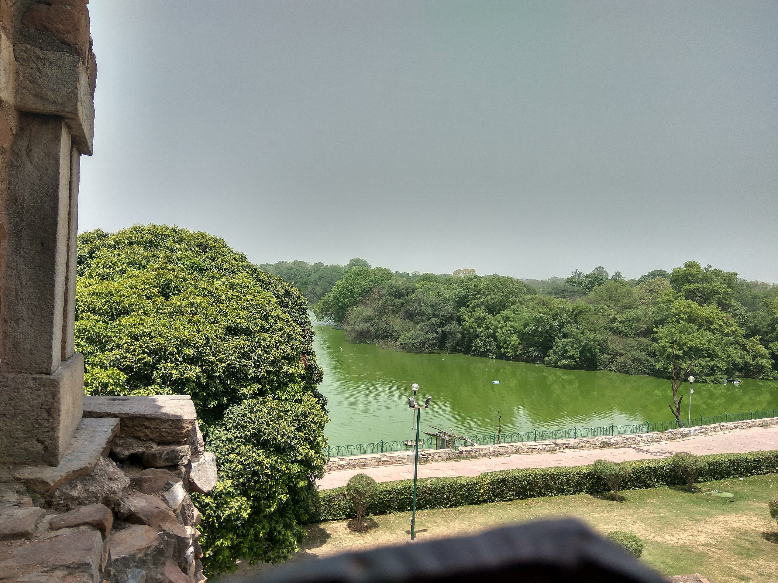 2560px-Hauz_Khas_Village_Lake