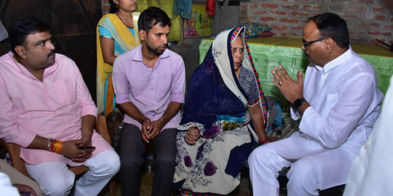 Ten Days Later, a Senior BJP Leader Meets Kin of Party Worker, Driver Killed in Lakhimpur Incident - Vimarsana News