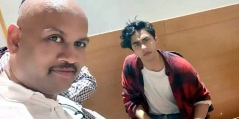 Pune Police Issue Lookout Circular Against 'Detective' Who Took Selfie With Aryan Khan - Vimarsana News