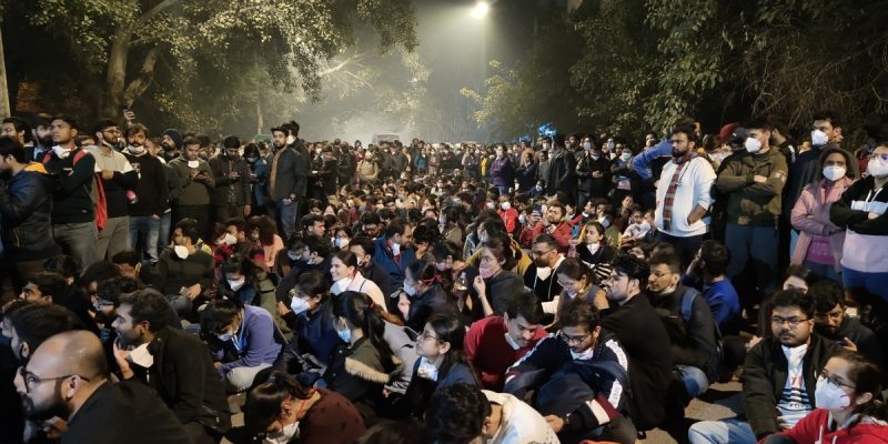 Police Cracks Down Doctors Protesting in Delhi, Several Detained - Vimarsana News