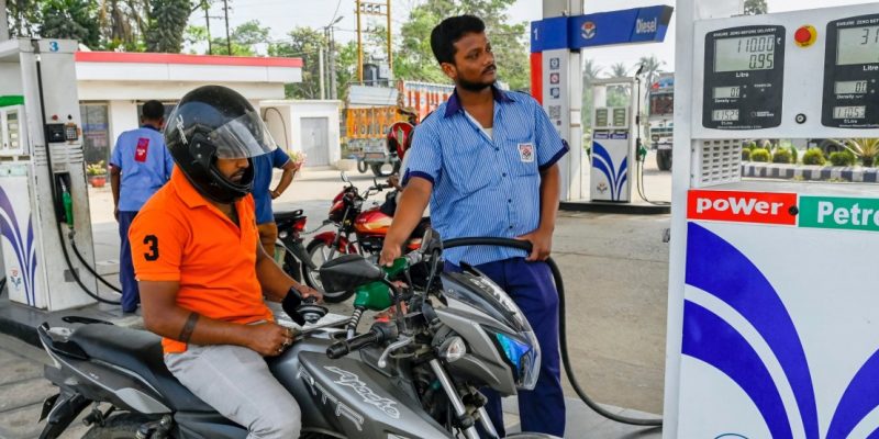 SBI Asks Price Data From Oil Refiners to Ensure India Is Not Violating Western Sanctions on Russia - Vimarsana News