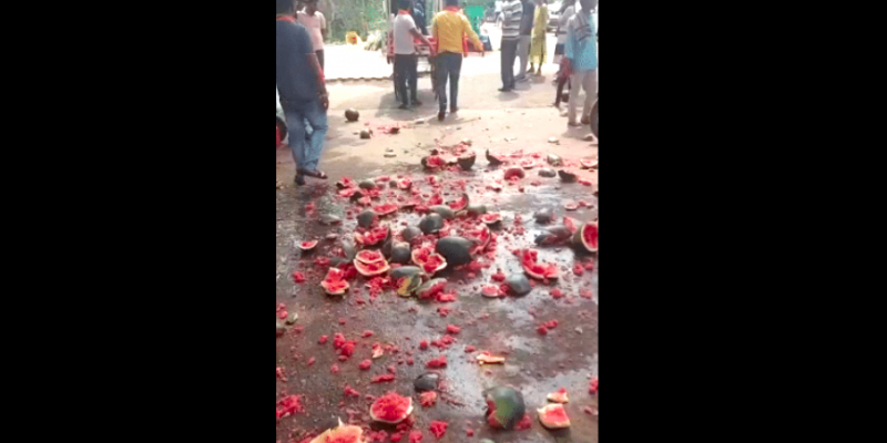 Hindutva Group Destroys Carts of Fruits Sold by Muslim Sellers at Dharwad Temple - Vimarsana News