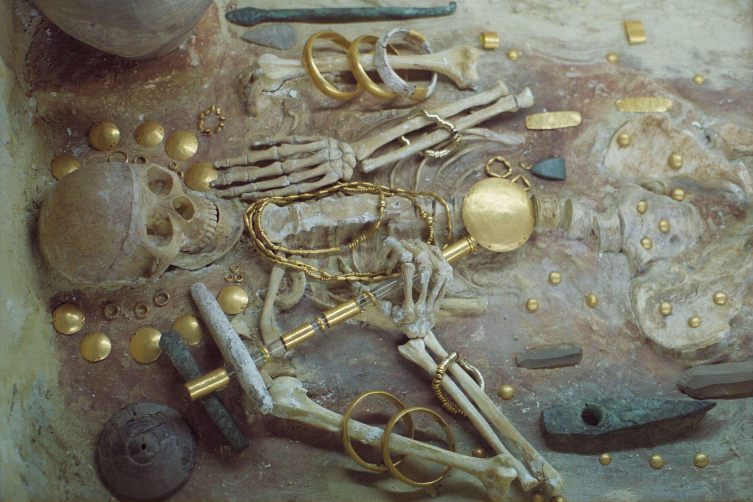 Burial_with_gold_treasure,_4600-4200_BC,_AM_Varna,_Varm25