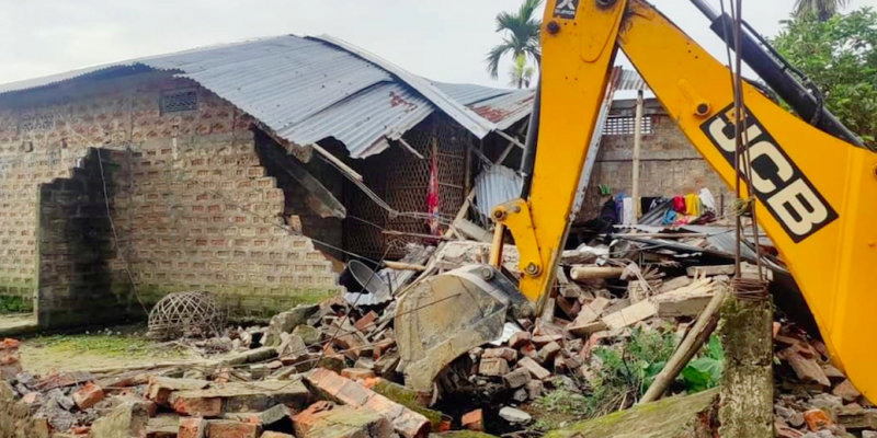 Assam: Day After Attack on Police Station, Govt Demolishes Houses of Villagers Involved - Vimarsana News