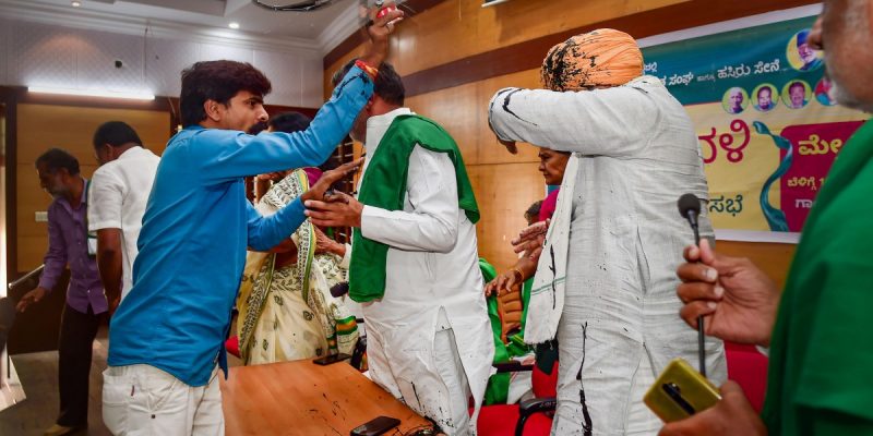 Farm Leader Rakesh Tikait Attacked With Ink at Press Conference in Bengaluru - Vimarsana News
