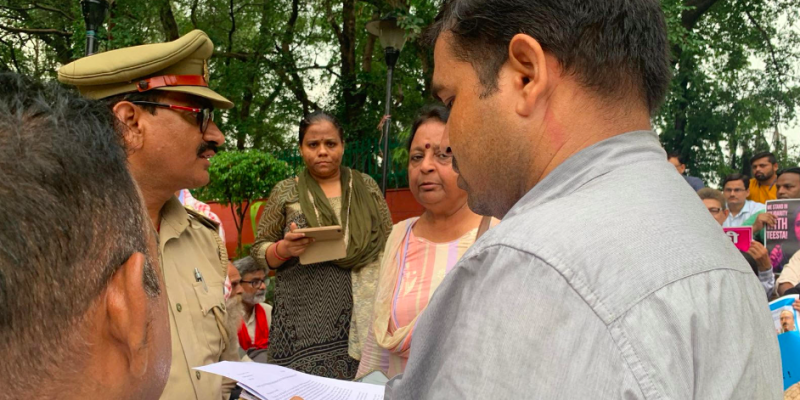 Lucknow: UP Police Stop Peaceful Protest Against Teesta Setalvad, Sreekumar's Arrests - Vimarsana News