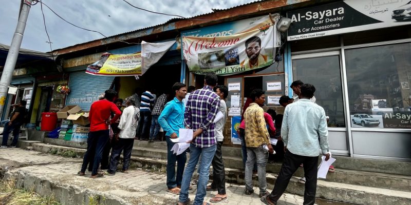 Why Do Labourers Migrate to the Kashmir Valley Despite the Dangers? - Vimarsana News