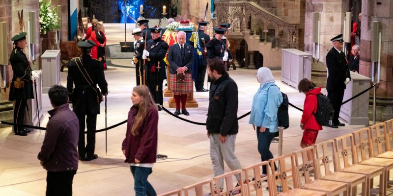 Thousands Line Edinburgh Streets to Pay Respects at Queen's Coffin - Vimarsana News