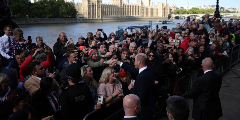 A Long Queue With Solemnity, But Also Camaraderie, to Bid Goodbye to Queen Elizabeth - Vimarsana News