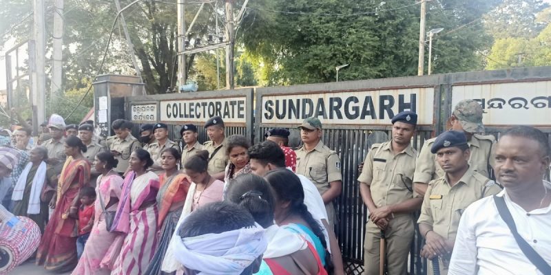 'Won't Give an Inch to Dalmia Cement': 5,000 Adivasis in Odisha Protest 'Illegal' Land Acquisition - Vimarsana News