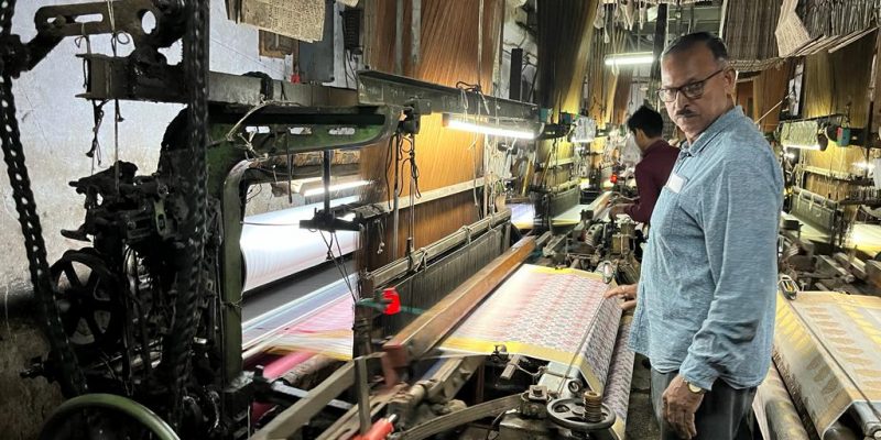 Despite Large Numbers, Surat's Migrant Power Loom Workers Remain Politically Ignored - Vimarsana News