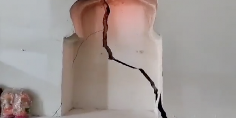 Residents Blame 'Pipeline Leak' as Cracks Appear on Aligarh Houses - Vimarsana News