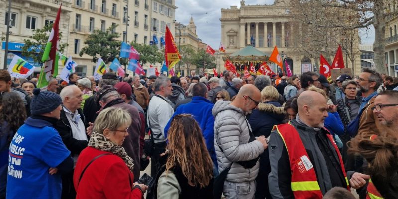 France: Hundreds of Thousands Protest, Strike Against Macron's Pension Reforms - Vimarsana News