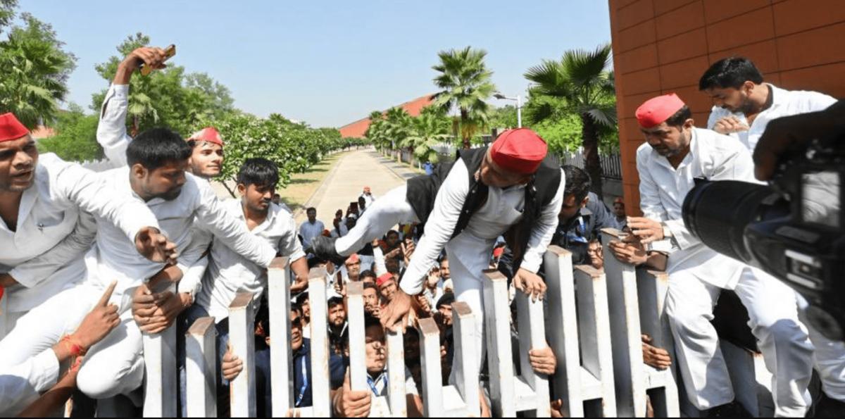 Akhilesh Yadav Scales Gate to Garland Jayaprakash Narayan’s Statue on